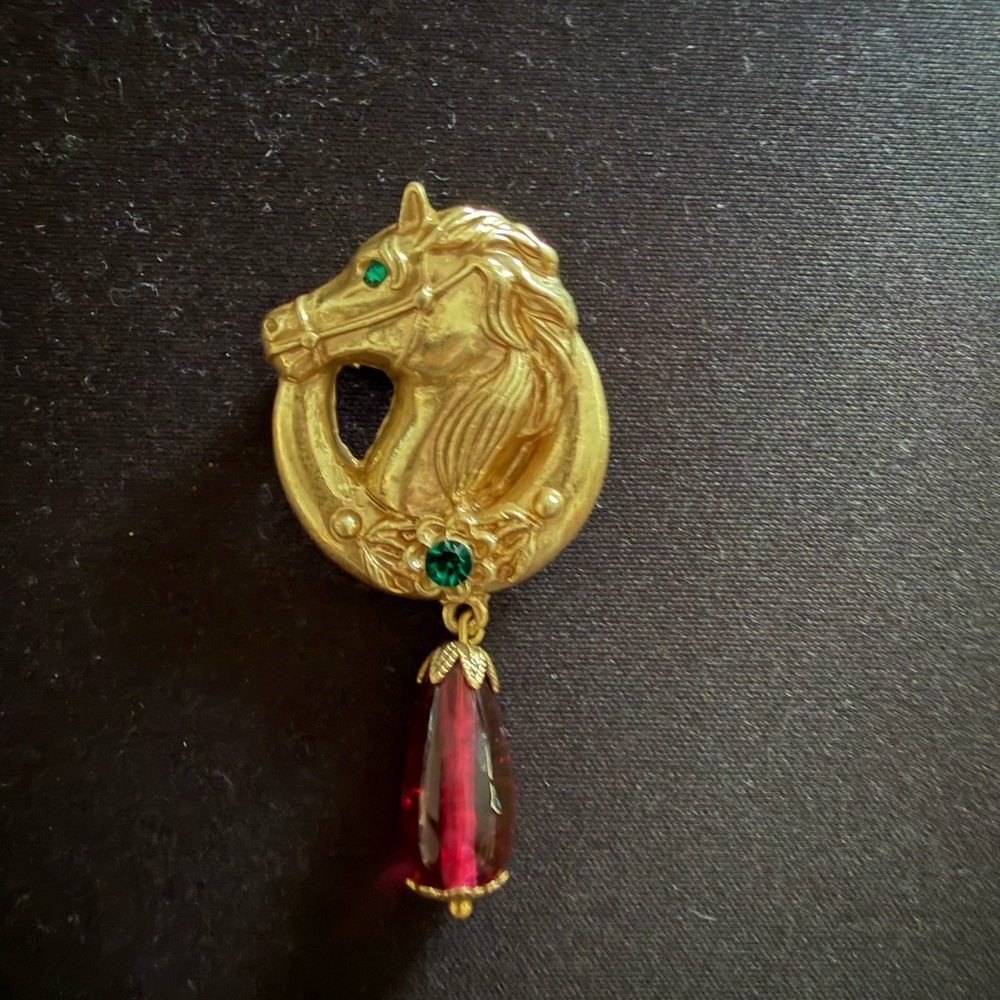VINTAGE INSPIRED NEW HORSE BROOCH - Picture 3 of 3